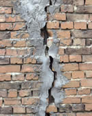 Gescheurde muur zorgt voor open verbinding met buiten.